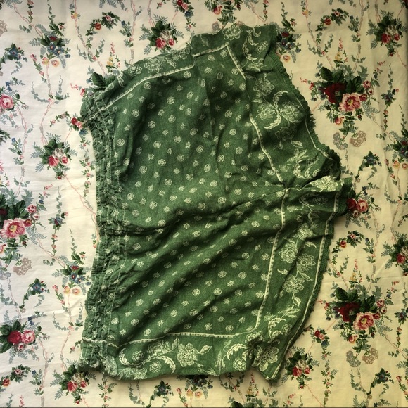 Green & White Floral Shorts - Francesca’s - Picture 4 of 5